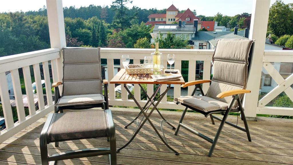 奥斯赛拜-屈隆斯博恩Ferienwohnung Parkblick Nr. 22的美景门廊上配有两把椅子和一张桌子