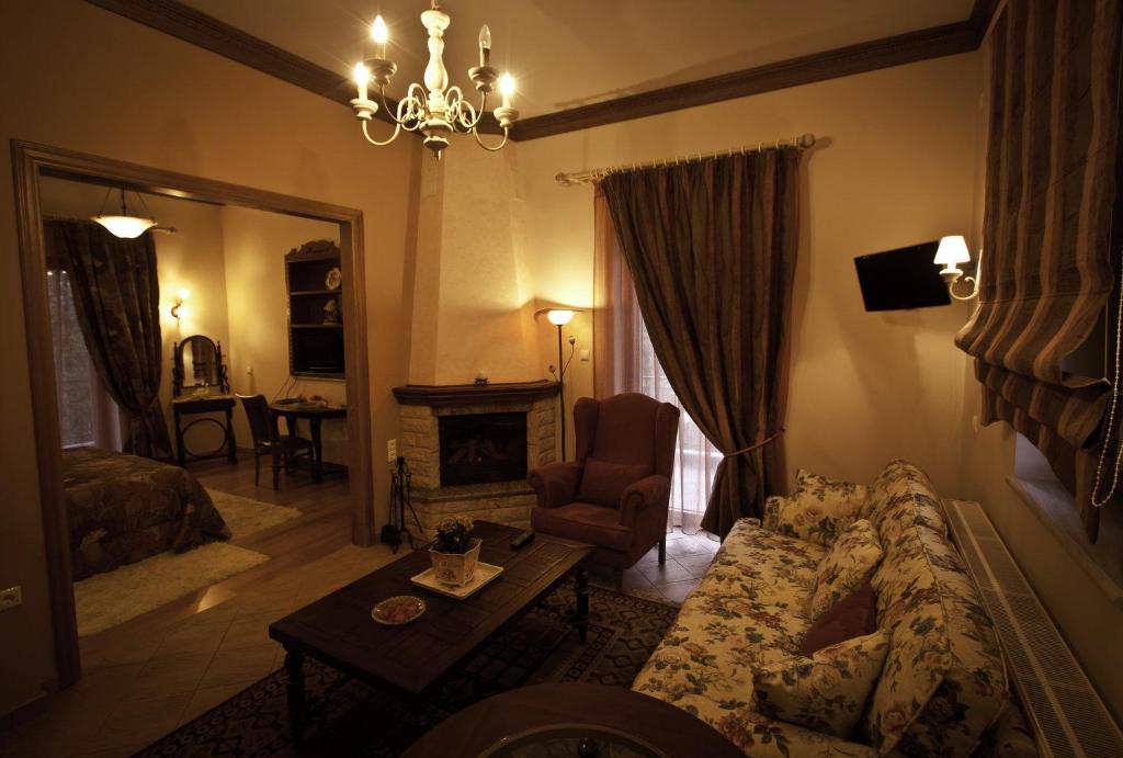 卡尔派尼西翁玛吉特套房酒店的带沙发和壁炉的客厅