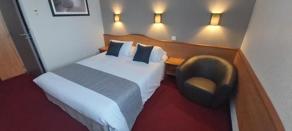 BiasBrit Hotel Confort Villeneuve Sur Lot的配有一张床和一把椅子的酒店客房