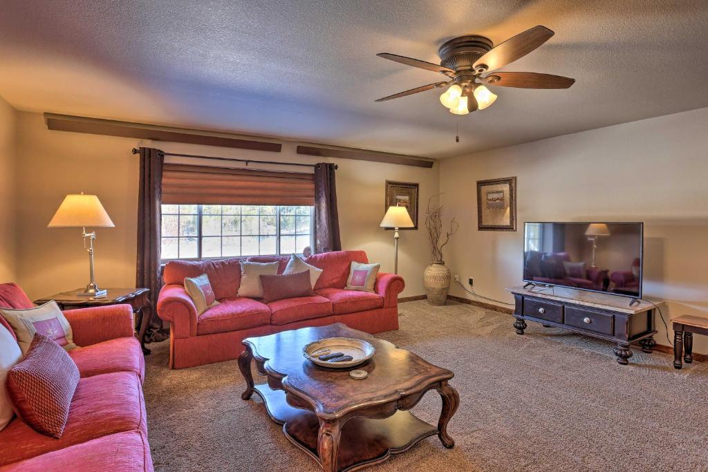 戴德伍德Homey Deadwood Apartment in Convenient Spot!的客厅配有红色家具和平面电视
