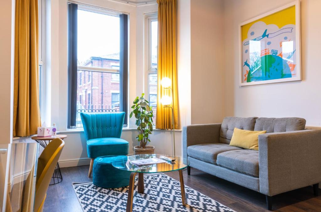 普雷斯顿Fulwood Heights Apartments的客厅配有沙发和桌子