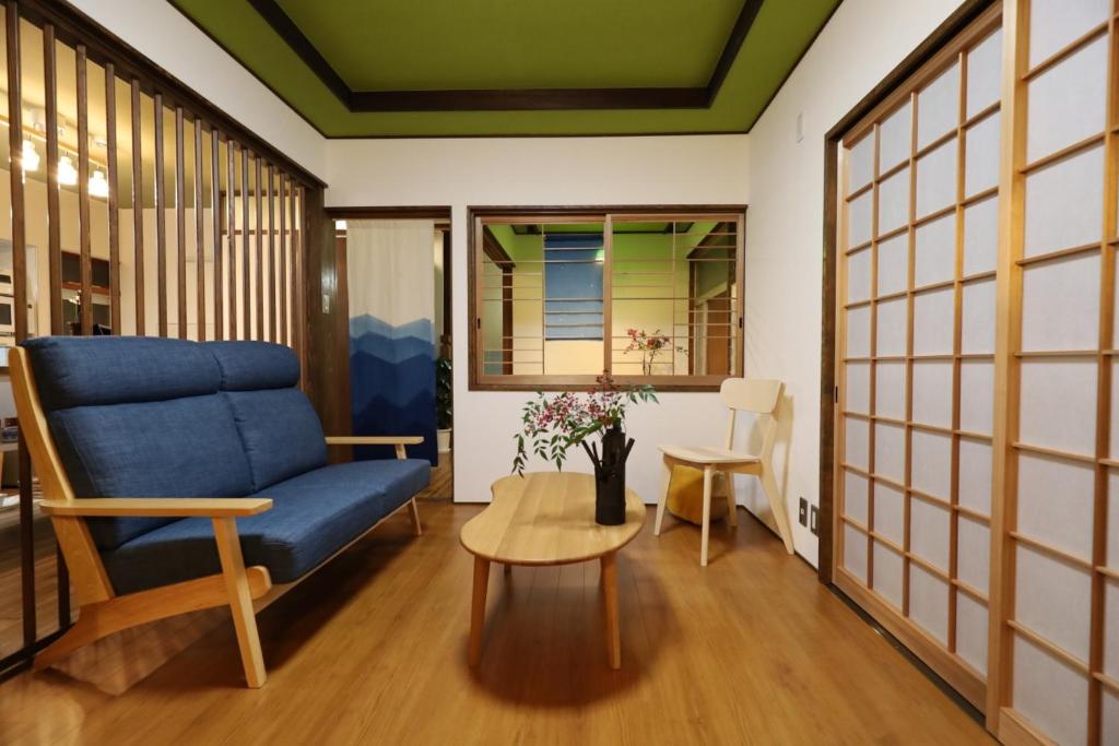 洲本市Hotaru no Yado - Vacation STAY 24964v的客厅配有蓝色的沙发和桌子