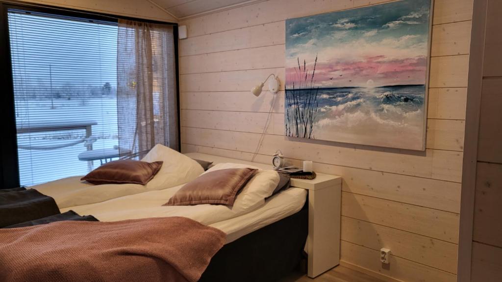 AlatemmesB&B Villa Helmi的一间卧室设有两张床和一个美景窗户。