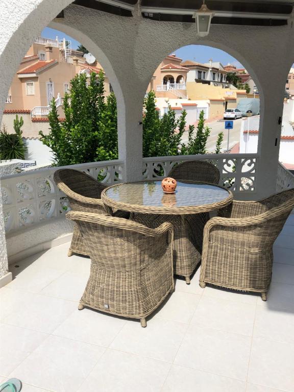 克萨达城Casa di Paddy的阳台的天井配有桌椅