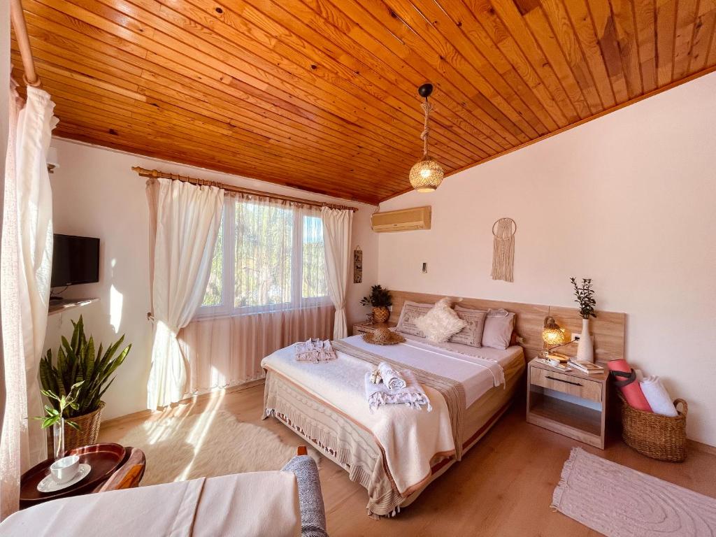 契拉勒Oase Garden Hotel的一间卧室设有一张床和木制天花板