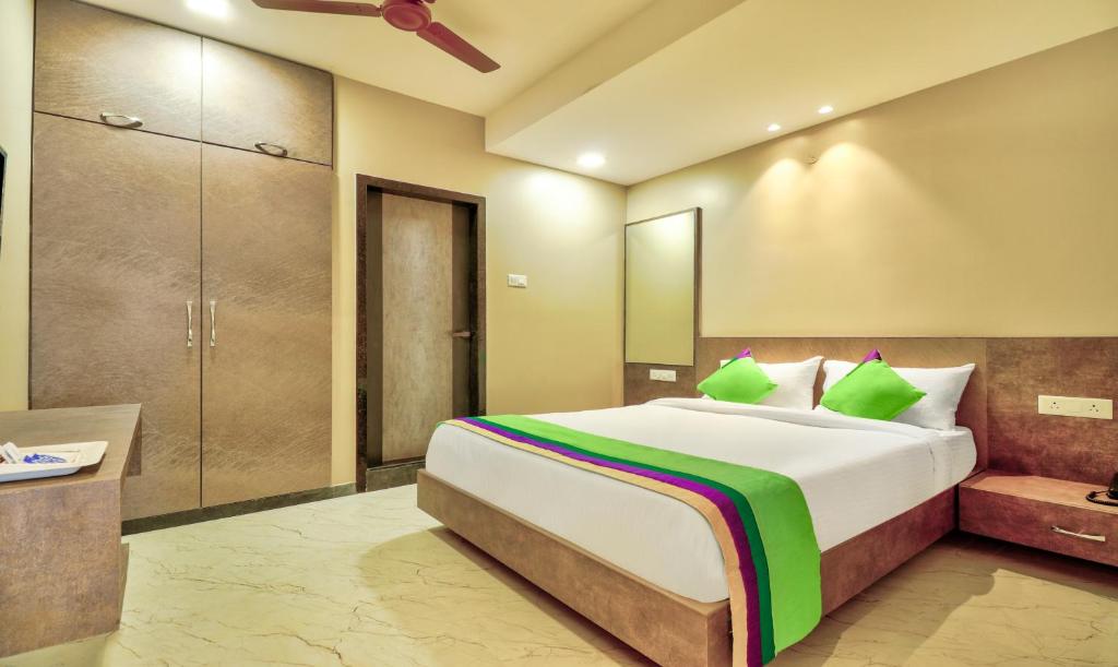维沙卡帕特南Treebo Trend Sriz Cozy Seethamadhara的一间带大床的卧室和一间浴室