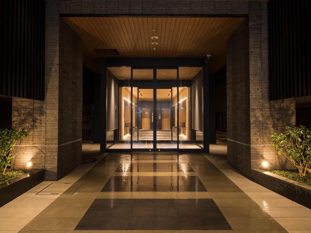 金泽Tmark City Hotel Kanazawa的带有玻璃门的建筑走廊