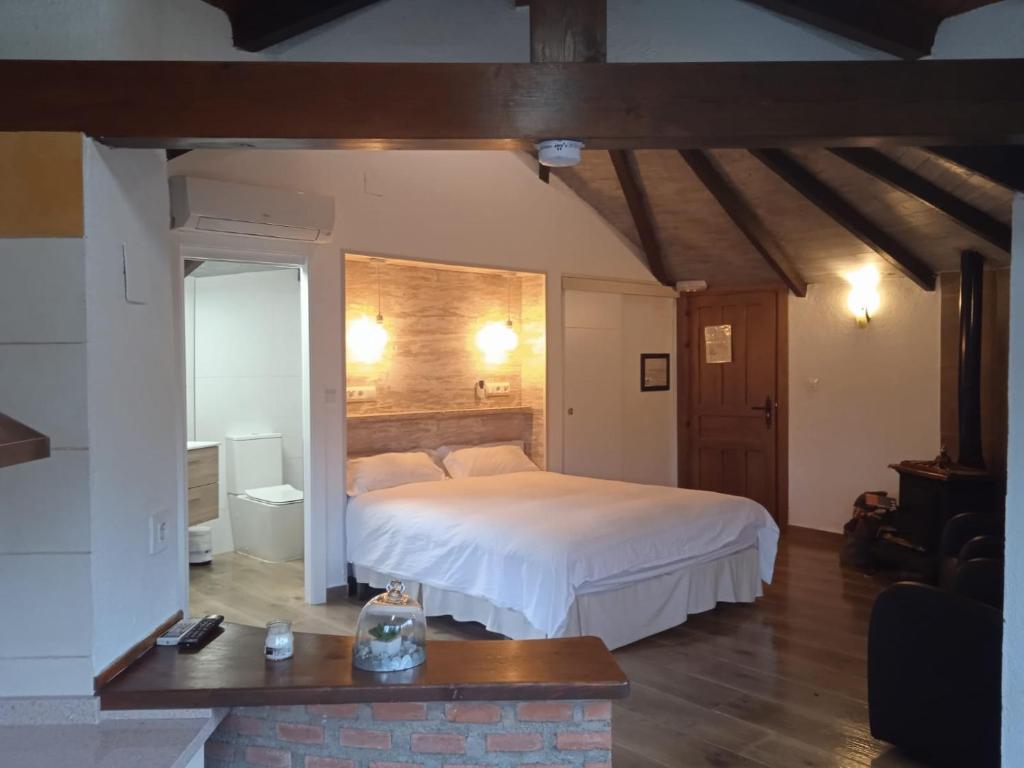 阿雷纳斯德圣佩德罗Casa Rural Crisol Spa的卧室配有一张白色大床