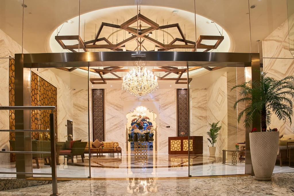 迪拜Carlton Dubai Creek Hotel的带有吊灯的酒店大堂