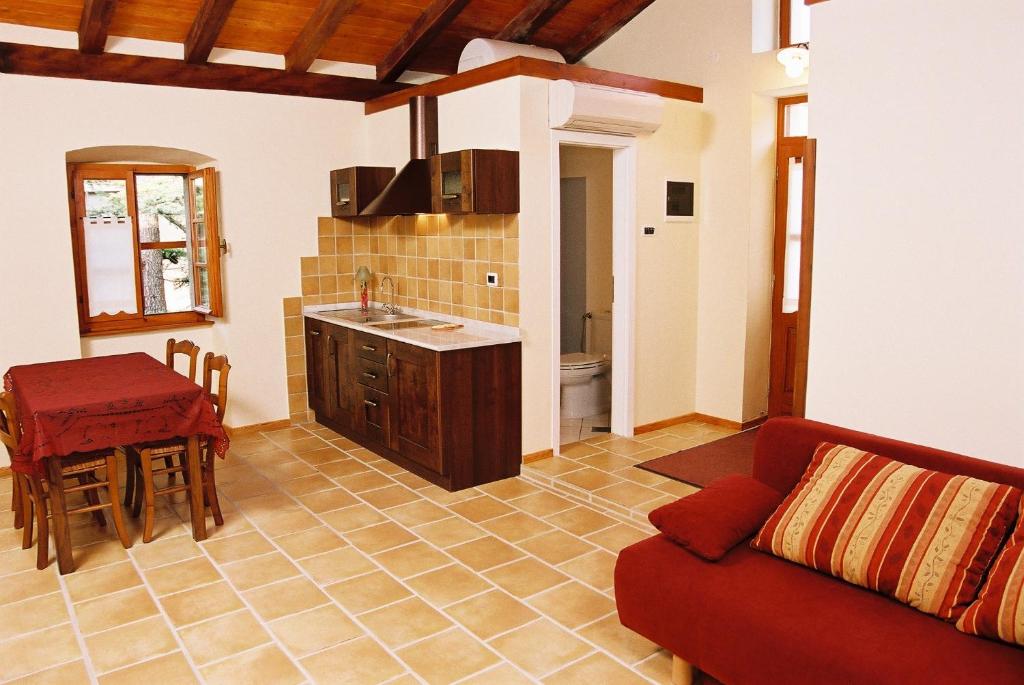 DekaniBordon wines, estate with accommodation的一间带红色沙发的客厅和一间厨房