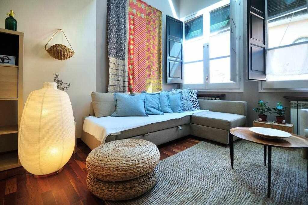 赫罗纳Sleep y Stay Duplex Barri Vell的客厅配有沙发和桌子