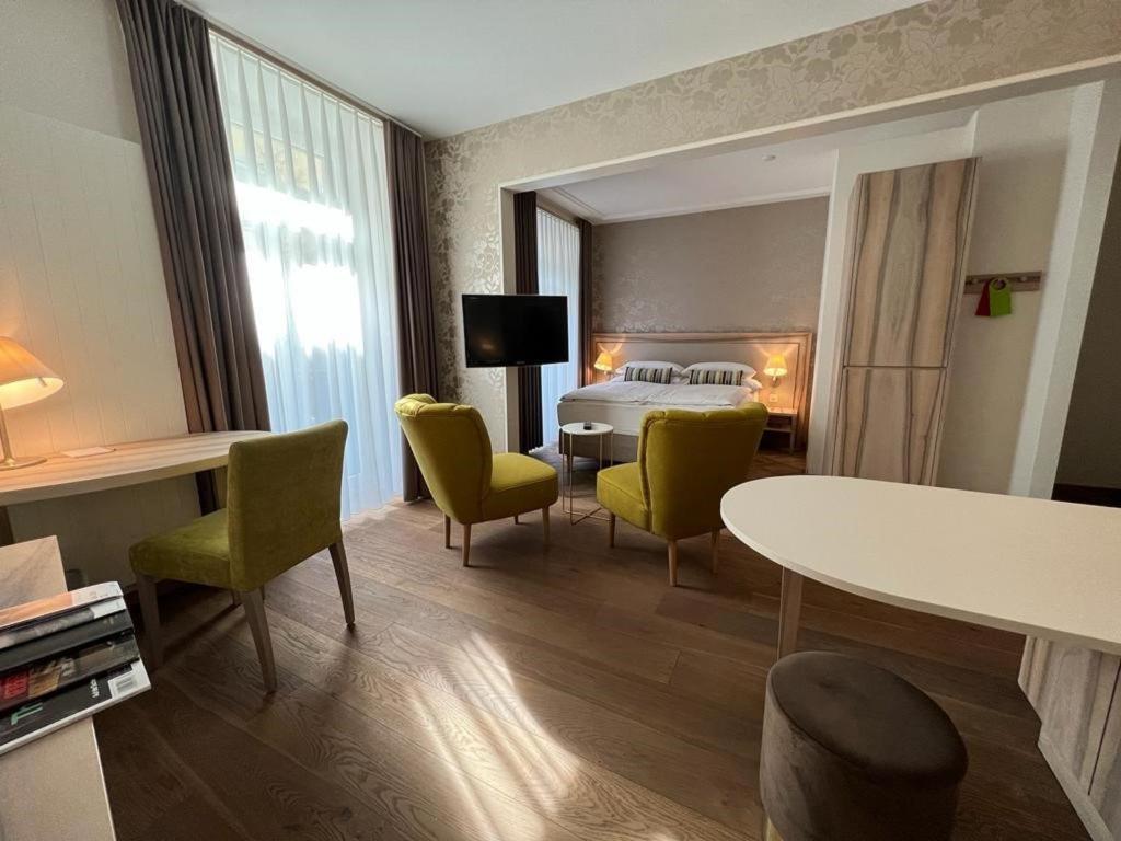 苏黎世普拉兹尔奇酒店的酒店客房带一张床、一张桌子和椅子