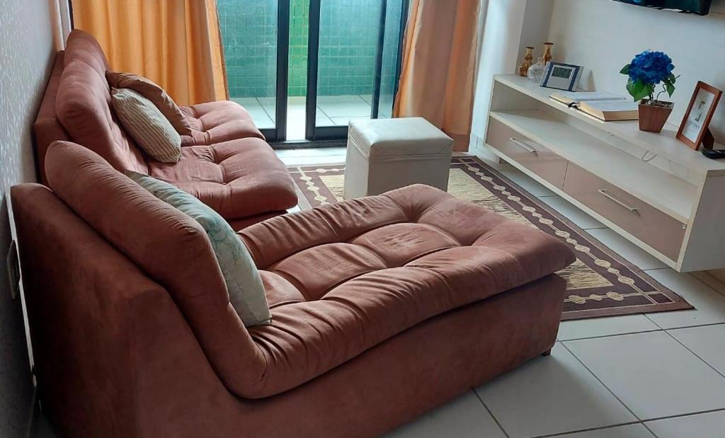 若昂佩索阿Residencial Amazonia Apto 1205的客厅里一张棕色的皮沙发