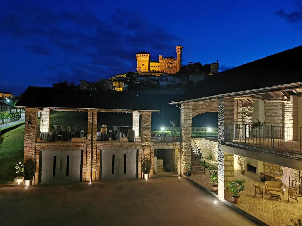 CeresetoAgriturismo Airale的一座大房子,后面有一座城堡