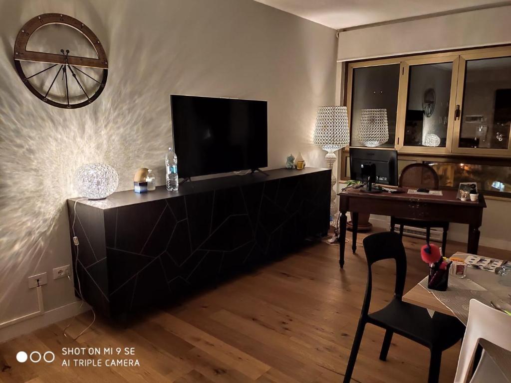 福贾Residenza del Sele的客厅配有平面电视和书桌。