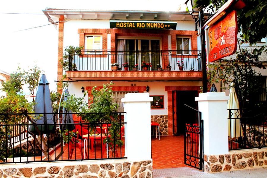 里奥帕尔里奥蒙多旅馆的一座建筑,设有餐厅、桌子和阳台