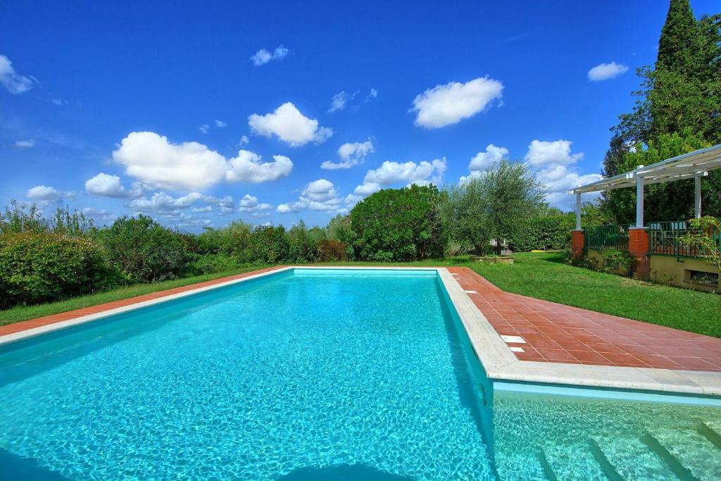 蒙塔尼亚纳瓦尔迪佩萨San Carlo by PosarelliVillas的庭院里的一个蓝色海水游泳池