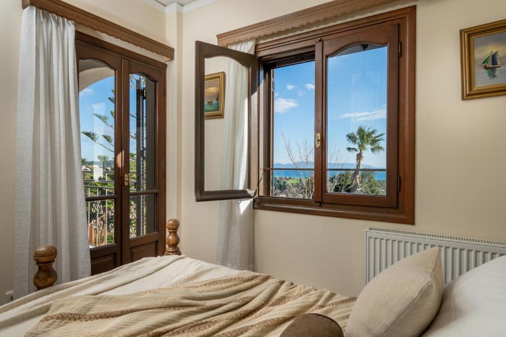 斯沃伦塔Vivian's Residence Endless View的一间卧室设有一张床,享有海景