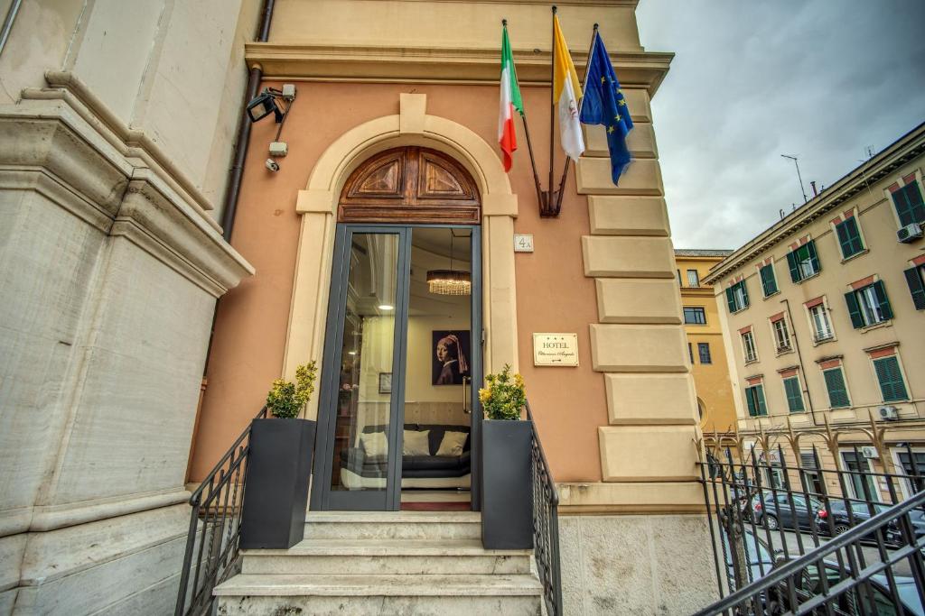 罗马Hotel Ottaviano Augusto的一面有旗帜的建筑