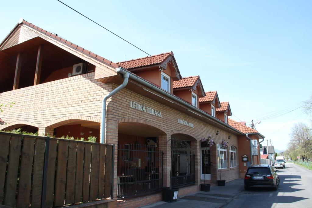 普列维扎Sabbia Ristorante - Reštaurácia a Ubytovanie Prievidza的前面有停车位的建筑