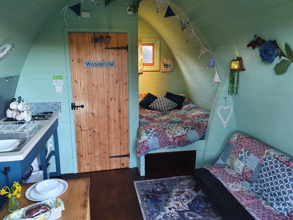 BoncathTy Cnocell的一间小房间,房子里设有一张床铺