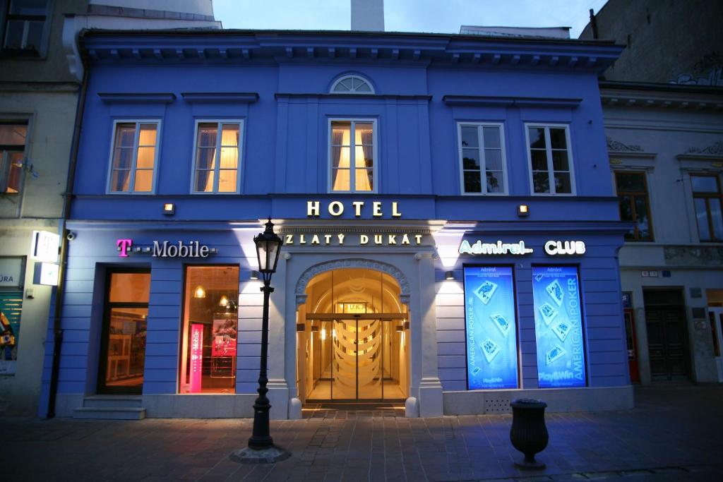 科希策拉缇杜卡酒店的一座蓝色的建筑,设有一座大门的酒店