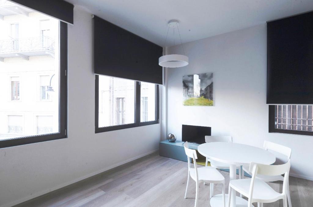 伊夫雷亚Appartamenti i Colori的一间配备有白色桌椅的用餐室
