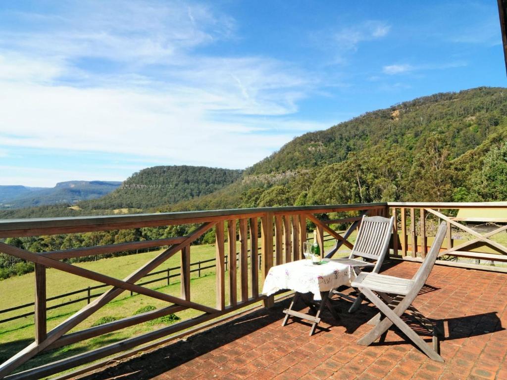 袋鼠谷Alcheringa Cottage Amazing Location with views的山景阳台上配有一张桌子和两把椅子