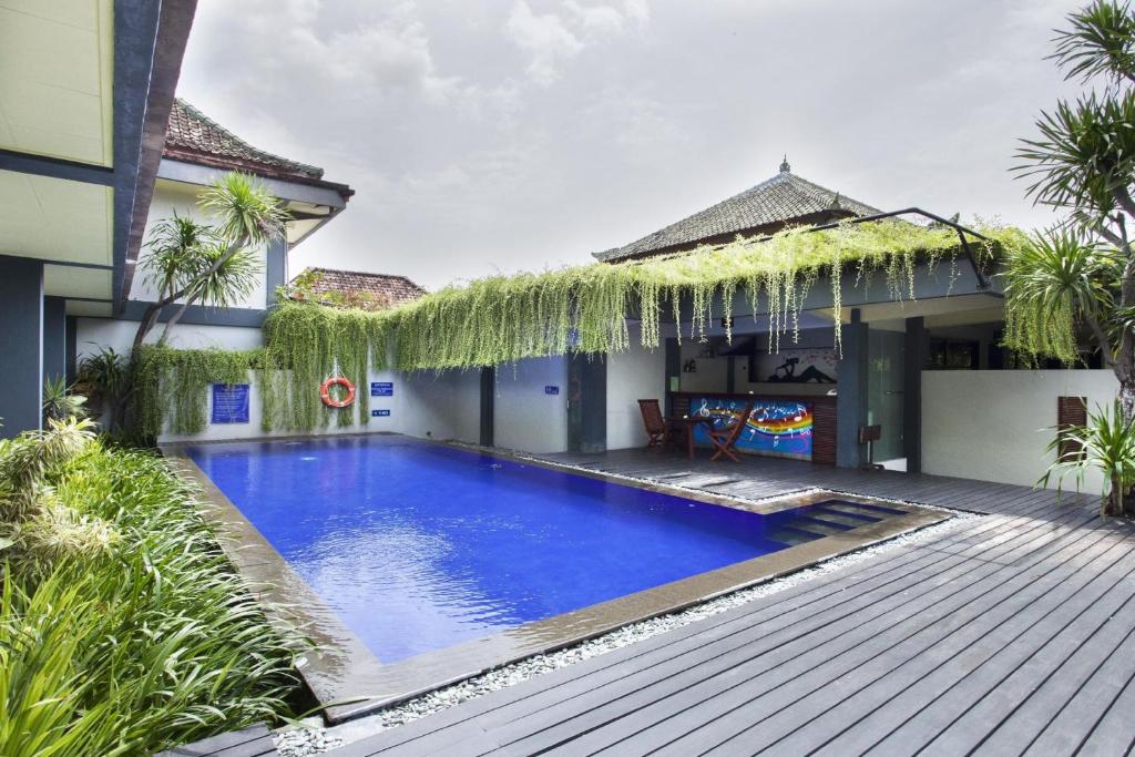 登巴萨雅尼巴厘岛酒店的一座房子后院的游泳池