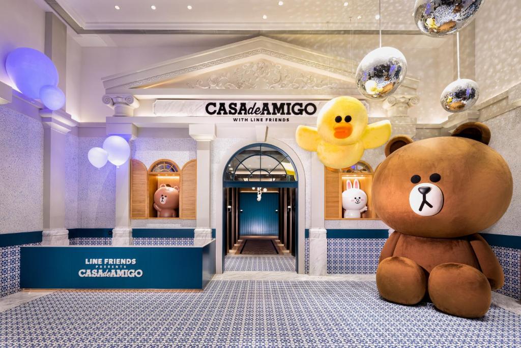 澳门LINE FRIENDS presents CASA DE AMIGO的坐在商店前的棕色泰迪熊