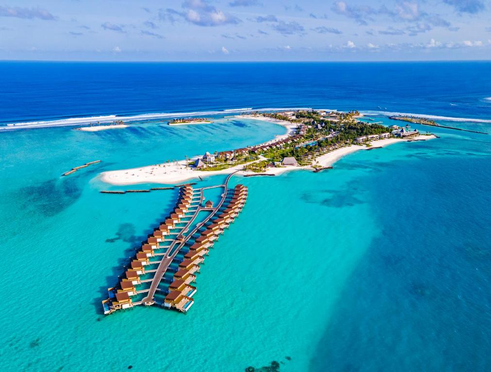 北马累环礁Kuda Villingili Maldives的海洋岛屿的空中景观