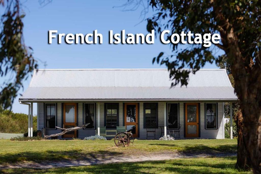 FairhavenFrench Island Cottage的一座有法国小岛小屋标志的房子