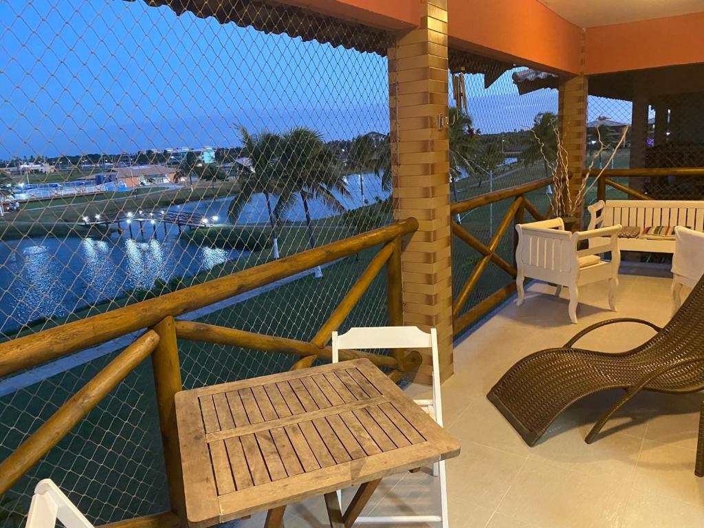 阿拉卡茹Apartamento em Resort Privativo的阳台配有椅子,享有水景