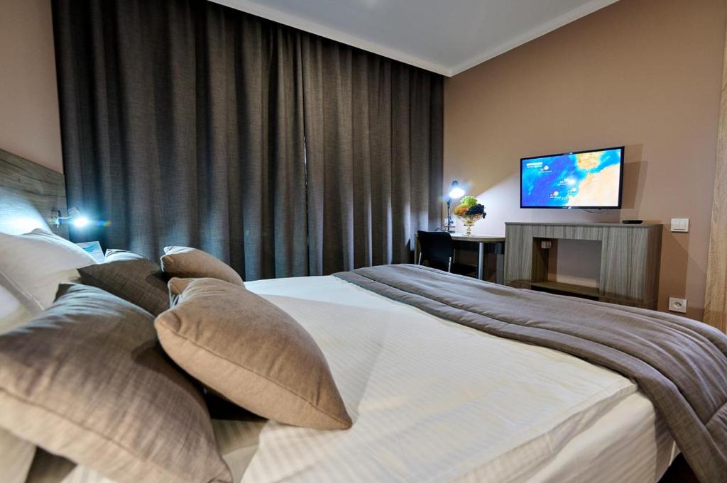 乌拉尔斯克Victoria Hotel的酒店客房设有两张床和一台平面电视。