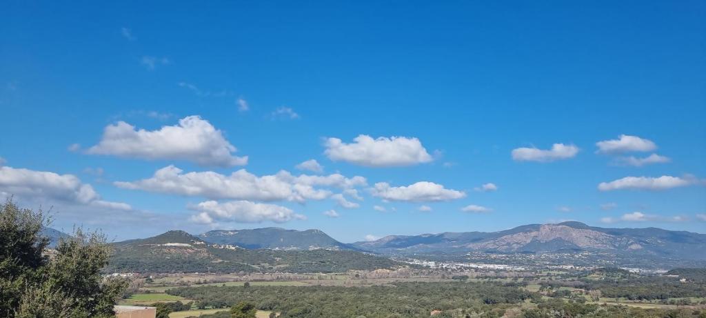 BastelicacciaCharmant T2的享有群山和蓝色天空的云朵美景