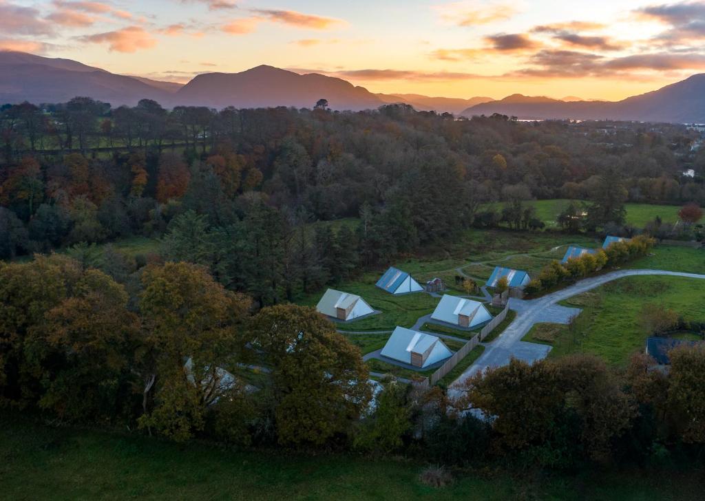 基拉尼Killarney Glamping at the Grove, Suites and Lodges的享有树木和山脉的农场的空中景致