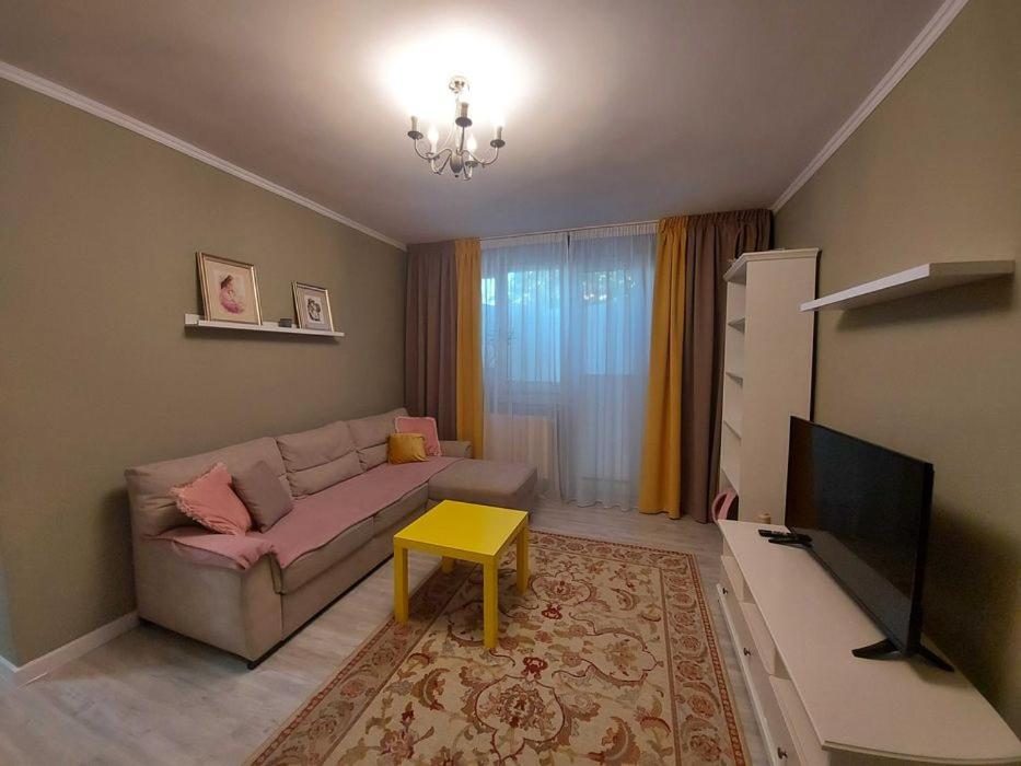 皮特什蒂Apartament Marasesti的客厅配有沙发和桌子
