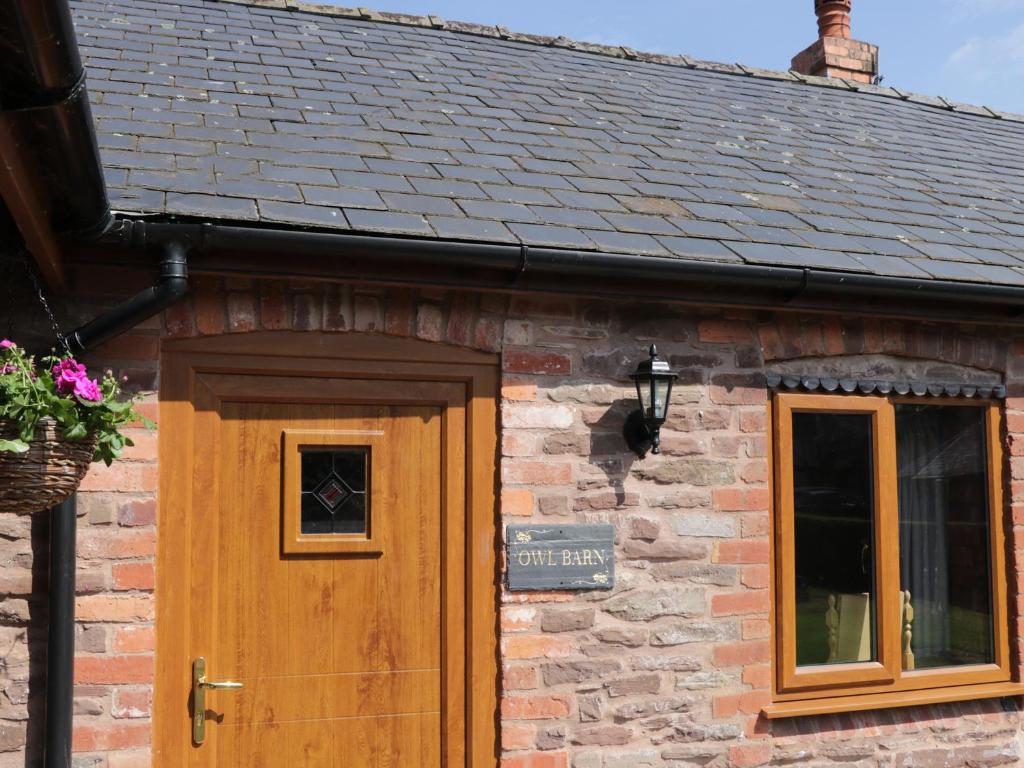 KimboltonThe Owl Barn的砖屋,木门和窗户
