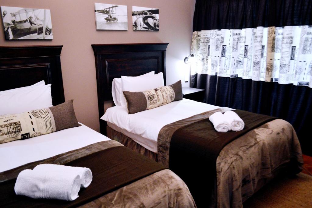马里兰巡回表演休息旅馆的酒店客房,配有两张带毛巾的床