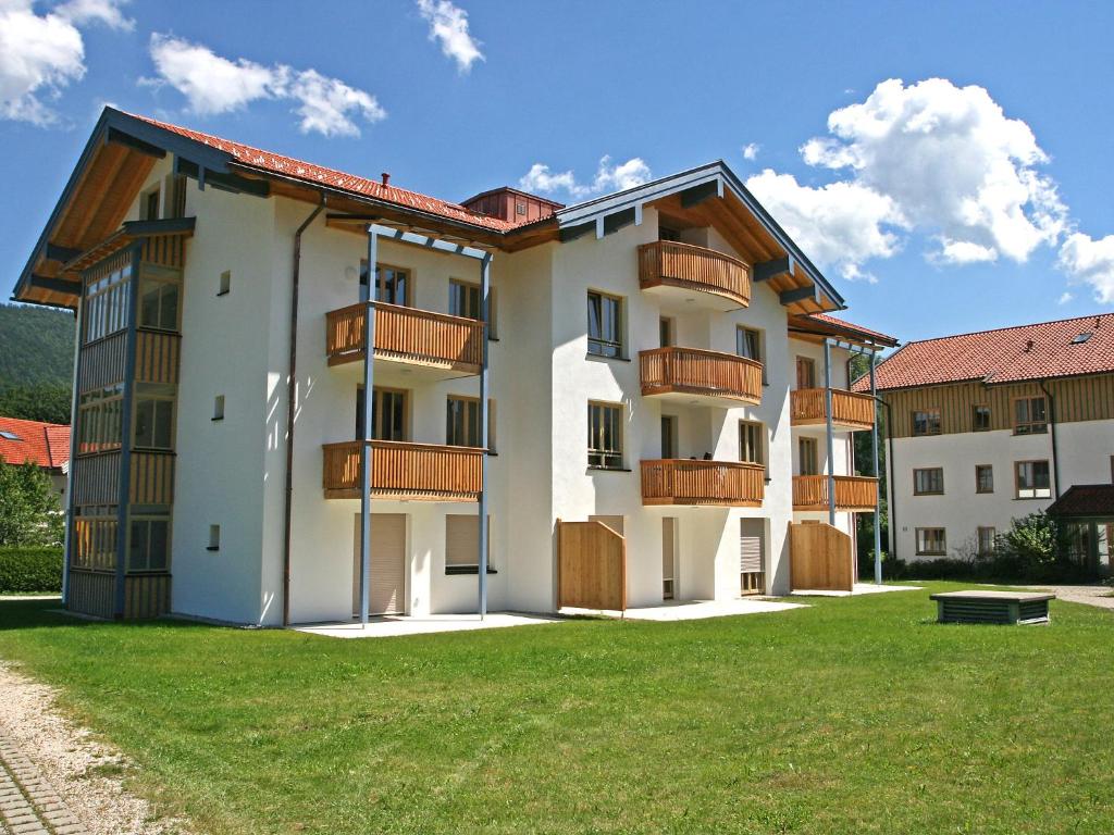鲁波尔丁Apartment Bibelöd-2 by Interhome的旁边带阳台的建筑
