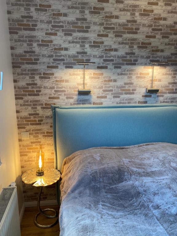 奥斯特巴德·哥伦Smilla & Sonnenglanz的一间卧室设有蓝色的床和砖墙