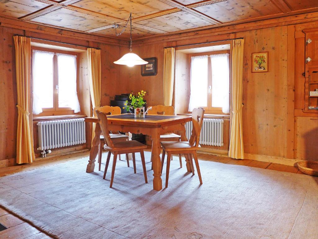 米施泰尔Holiday Home Ferienhaus Döss by Interhome的一间带木桌和椅子的用餐室