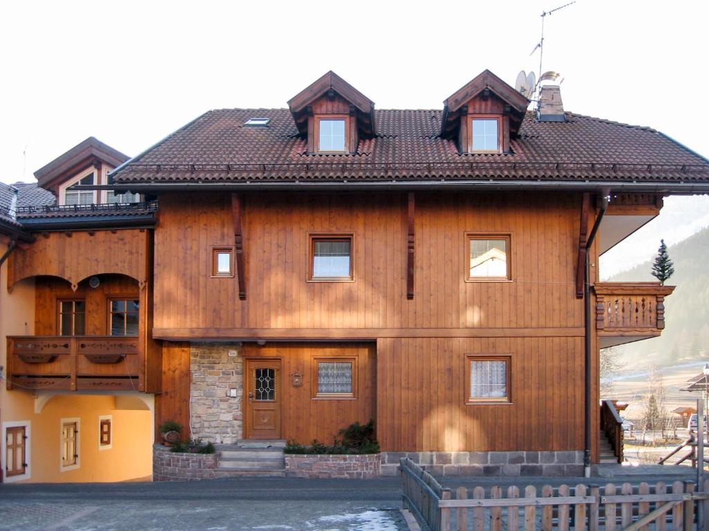 坎皮泰洛Apartment Lazzer-2 by Interhome的一间木房子,拥有棕色的屋顶