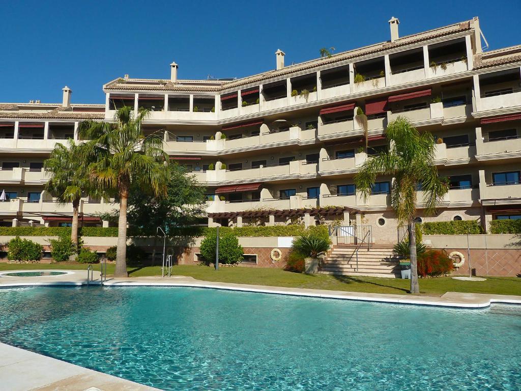圣费德洛斯博利什Apartment Mirador de la Yesera by Interhome的一座大建筑前的游泳池