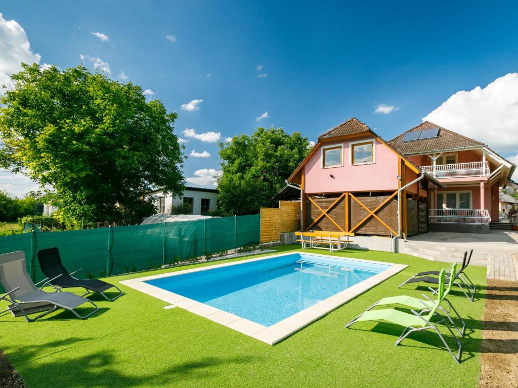 鲍洛通塞迈什Holiday Home Zsuzsi by Interhome的一个带游泳池和房子的后院