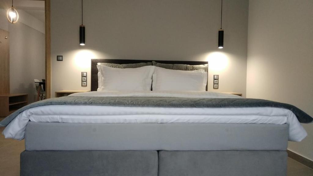卡兰巴卡Psammites的卧室配有一张带两个灯的大白色床