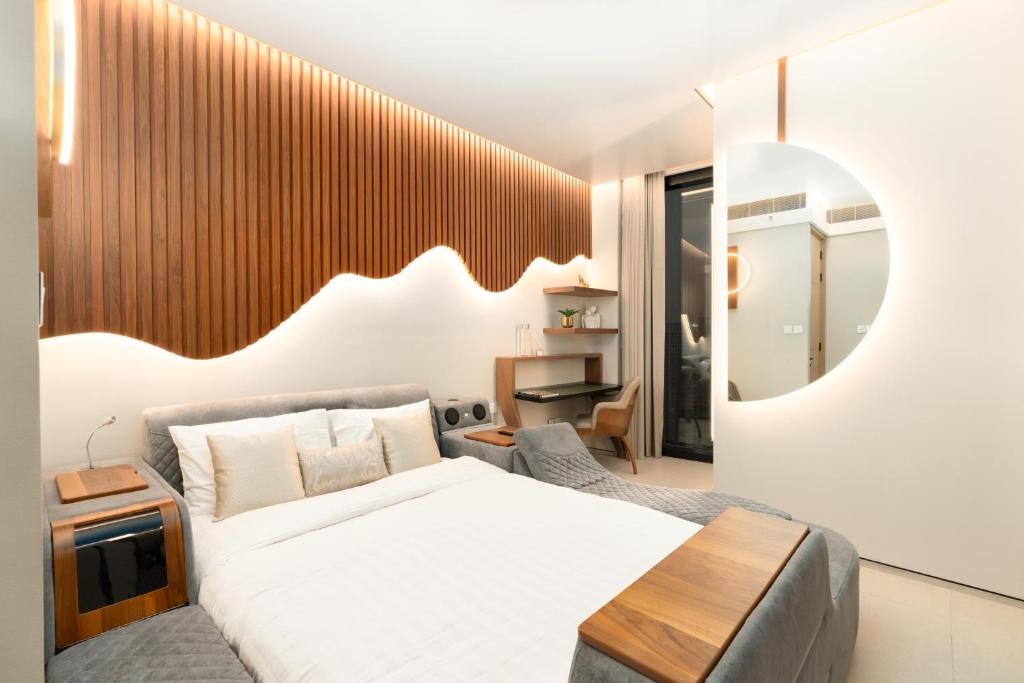迪拜The Star @ Address Beach Residence的一间卧室配有一张床和镜子