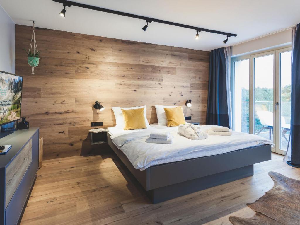 宾茨Apartment Mariandl am Meer-1 by Interhome的一间卧室设有一张带木墙的大床