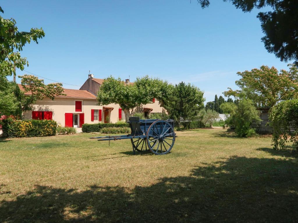 沙托雷纳尔Holiday Home Mas de la Gourmette by Interhome的坐在房子前面的草上的小马车