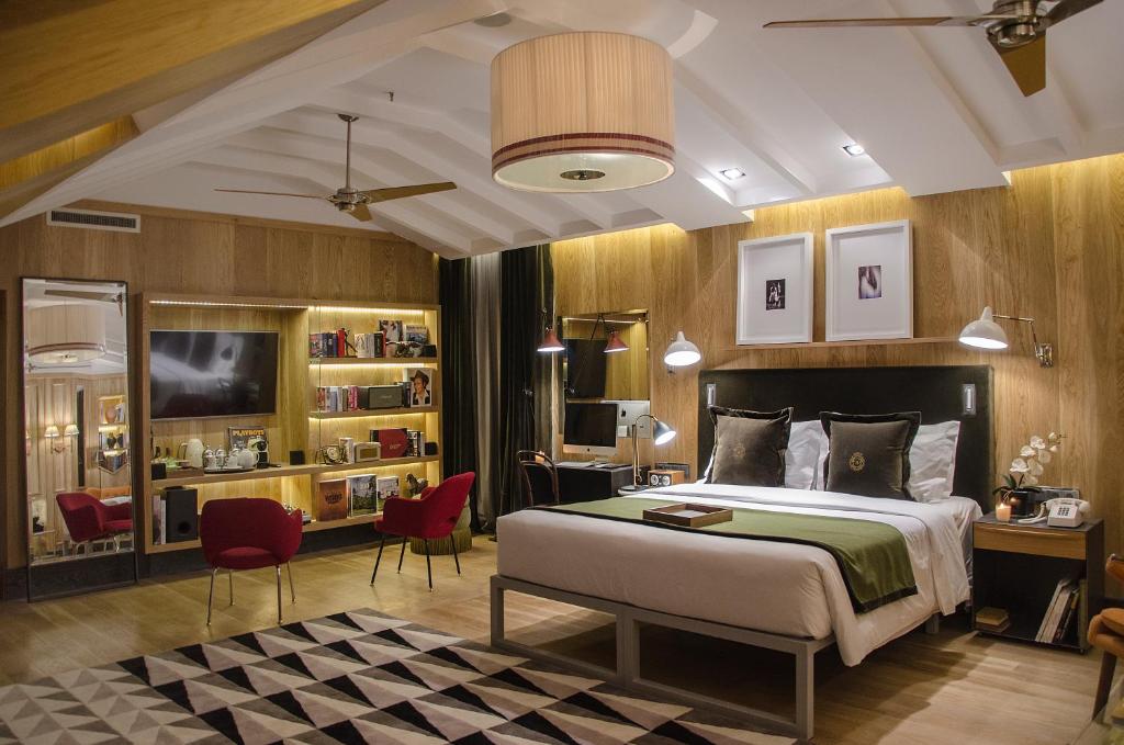 里斯本布朗斯中心酒店的卧室配有一张床、一张桌子和椅子